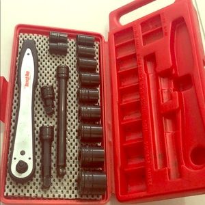 Tool- pass thru socket